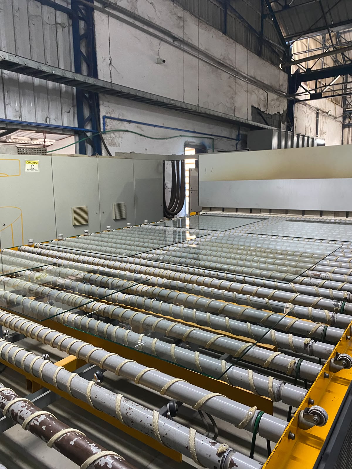 Chapa de vidro sobre os roletes de equipamento da fábrica Albano