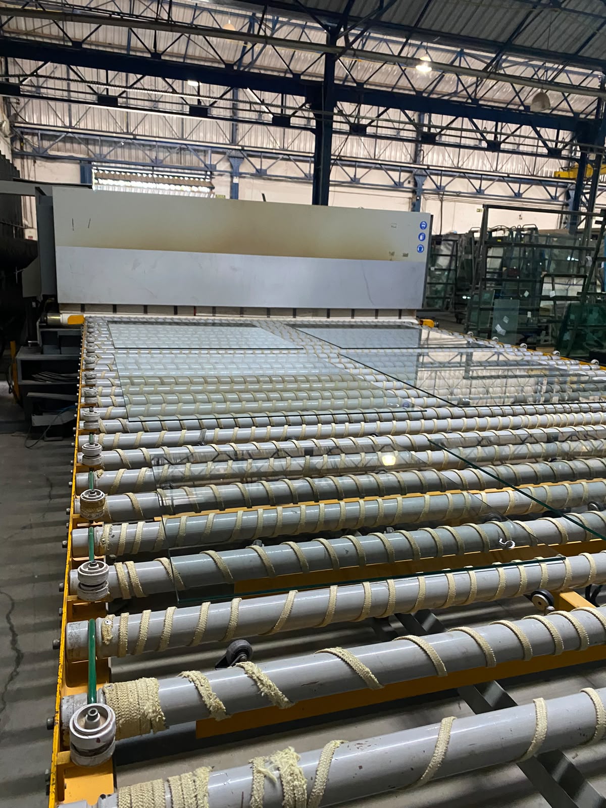 Equipamentos no ambiente de produção da Albano Vidros